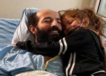 طفلة الأسير الفلسطيني المضرب عن الطعام ماهر الأخرس