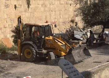 هدم جدار مقبرة بالفدس