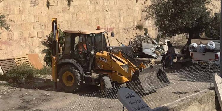 هدم جدار مقبرة بالفدس