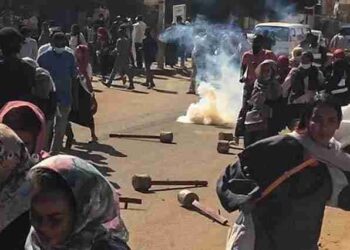 الاعتداء على متظاهرين