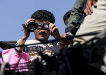 مقتل وإصابة 11 صحفياً في تفجيرات مطار عدن