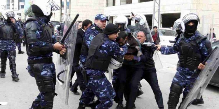 قوات الأمن الفلسطينية تعتدي على تظاهرات سلمية