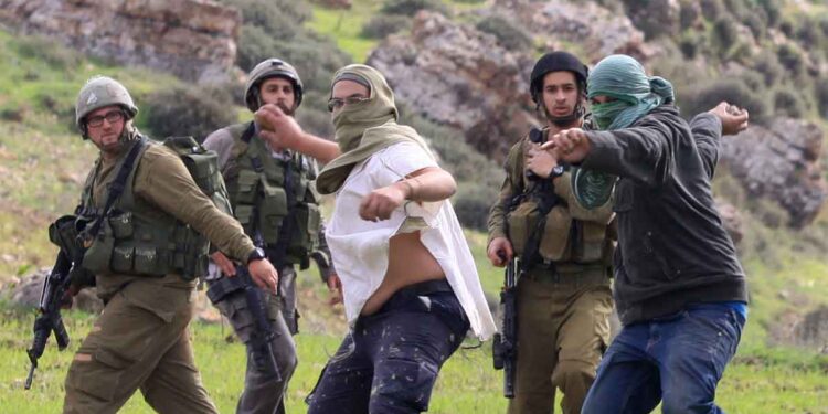 إصابة 3 فلسطينيين في اعتداء للمستوطنين شرقي رام الله