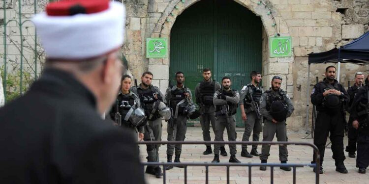 الاحتلال يواصل انتهاك حقوق الفلسطينيين الدينية
