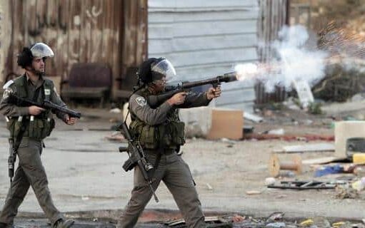 رصاصة إسرائيلية تخترق رقبة فلسطيني وتصيبه بجراح حرجة