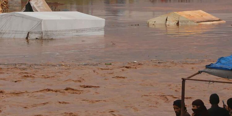 خطر جديد يهدد بإغراق مخيمات النازحين في إدلب السورية