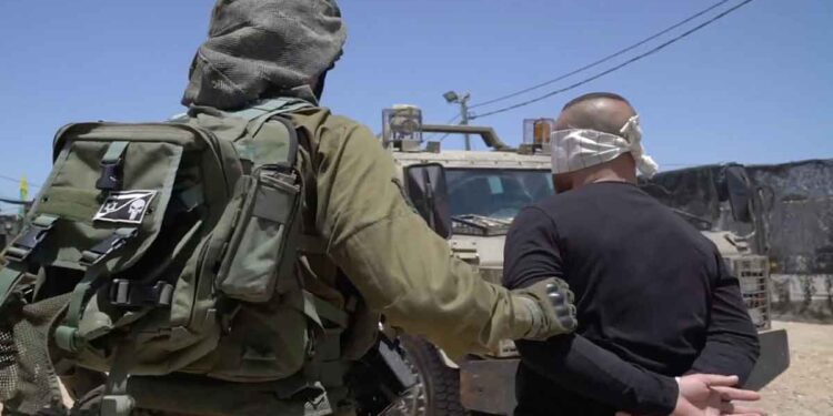 الاحتلال يعتقل 456 فلسطينيا