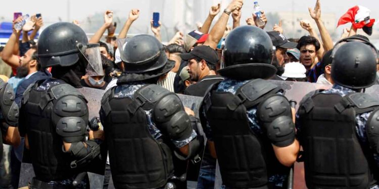 قمع متظاهرين