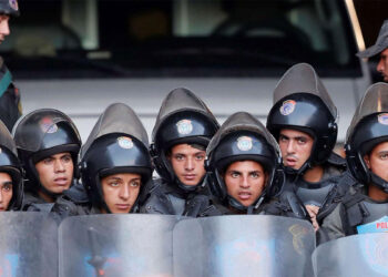 اعتقال اقارب النشطاء لإسكاتهم