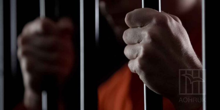 اعتقال شاب أردني أحرق علم فرنسا