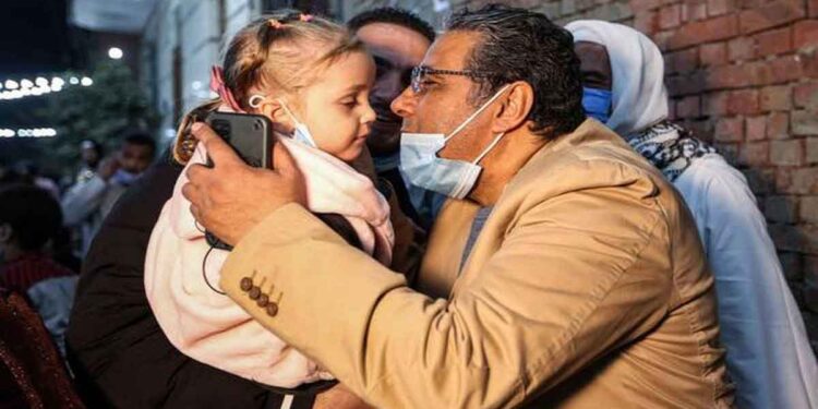 السلطات المصرية تفرج عن الصحفي محمود حسين