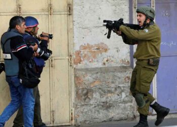 25 صحفياً فلسطينياً خلف القضبان الإسرائيلية