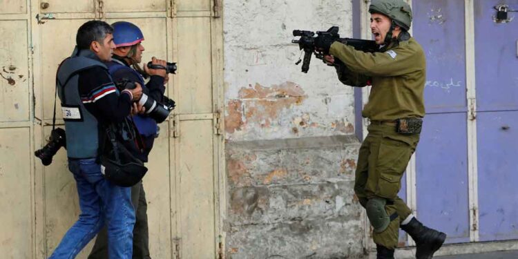 25 صحفياً فلسطينياً خلف القضبان الإسرائيلية