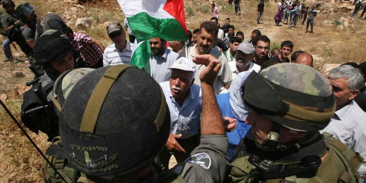 الاحتلال يقمع وقفة سلمية بالقدس