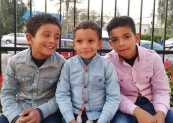 اعتقال 3 أطفال ووالدتهم لإجبار والدهم على تسليم نفسه