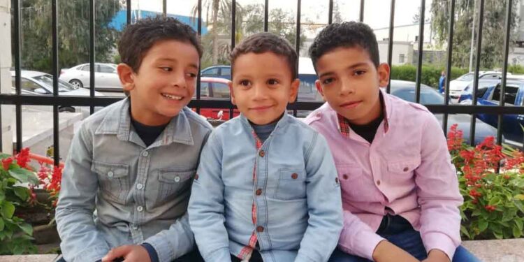 اعتقال 3 أطفال ووالدتهم لإجبار والدهم على تسليم نفسه