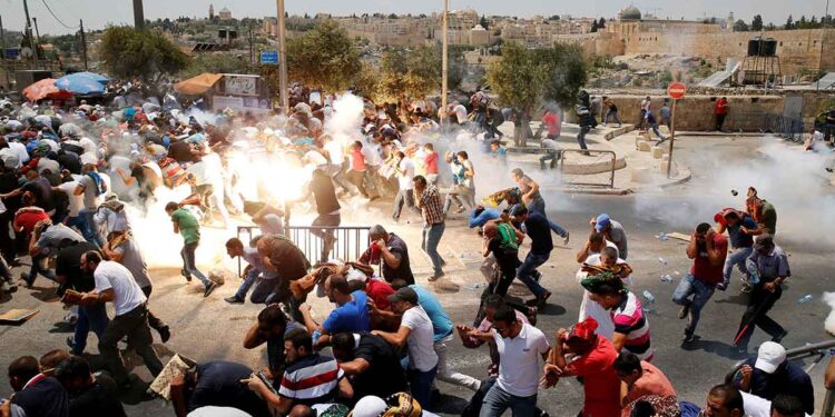 اقتحام المسجد الأقصى والاعتداء على المصلين