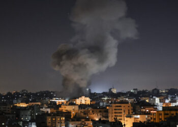 قوات الاحتلال الإسرائيلي عدوانها على قطاع غزة لليوم السادس