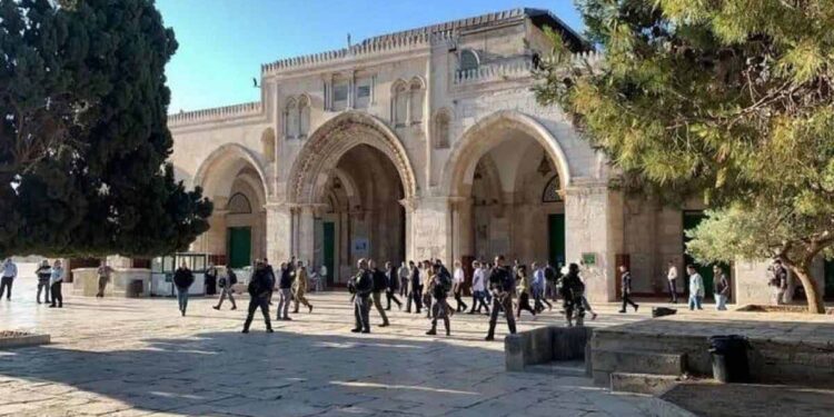 مستوطنون يجددون اقتحام الأقصى