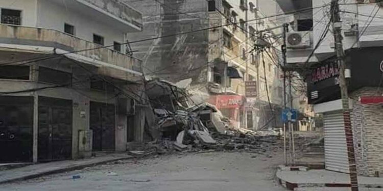 طائرات الاحتلال تدمر بناية سكنية جديدة في حي الرمال