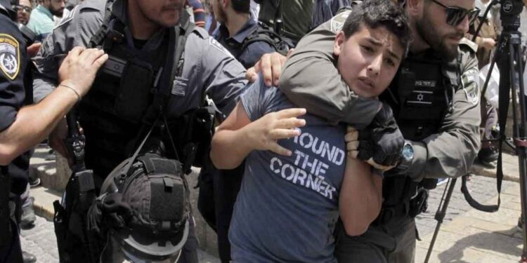 صورة من انتهاكات اسرائيل لحقوق الأطفال الفلسطينيين