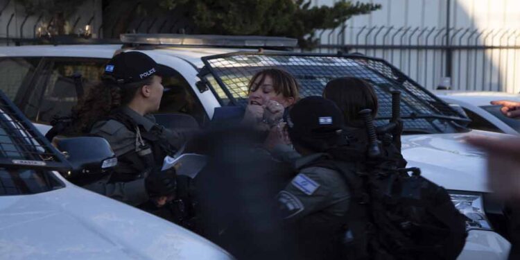 اعتداء قوات الاحتلال على مراسلة الجزيرة جيفارا البديري