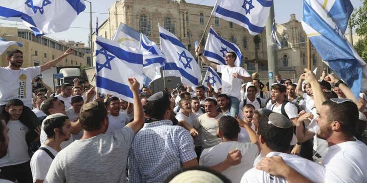 متطرفون يهود في مسيرة الأعلام في القدس المحتلة