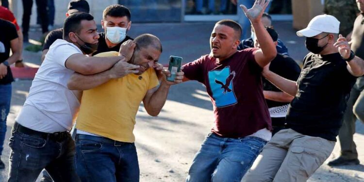 الأمن الفلسطيني يعتدي على صحفيين