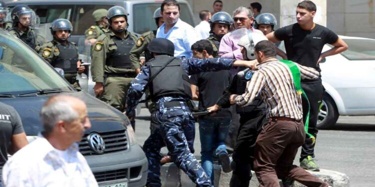 معتقلو رأي في سجون السلطة الفلسطينية يضربون عن الطعام