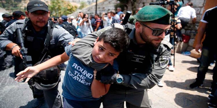 اطفال معتقلين في سجون الاحتلال