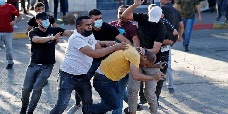 قمع مسيرة منددة بمقتل نزار بنات