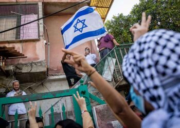 Far-right Israeli politicians join settler mob to invade Sheikh Jarrah homes
