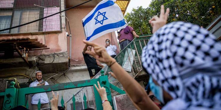 Far-right Israeli politicians join settler mob to invade Sheikh Jarrah homes
