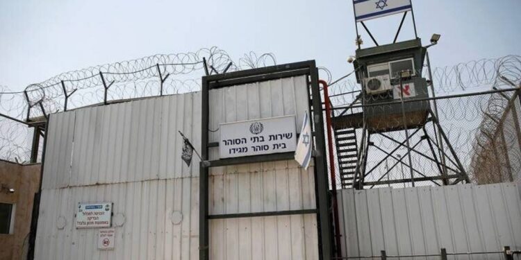 الاحتلال الإسرائيلي يعذب معتقلاً فلسطينياً حتى الموت