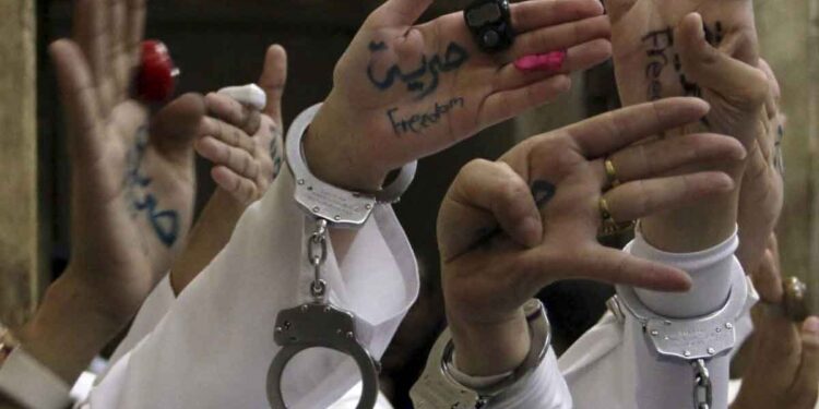 السلطات المصرية تمارس “انتهاكات جنسية ممنهجة” بحق معتقلات الرأي