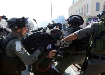 696 انتهاكا إسرائيليا بحق الإعلام الفلسطيني منذ بداية 2021