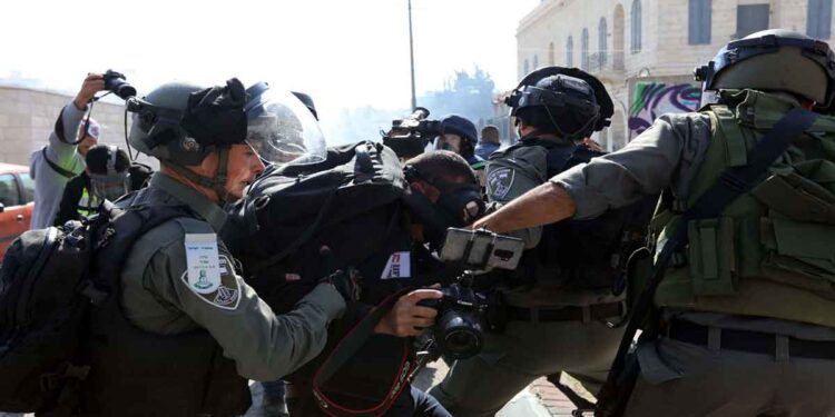 696 انتهاكا إسرائيليا بحق الإعلام الفلسطيني منذ بداية 2021