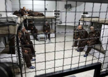 13 فلسطينياً بسجون الاحتلال يضربون عن الطعام