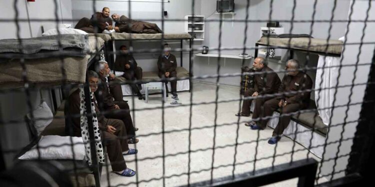 13 فلسطينياً بسجون الاحتلال يضربون عن الطعام