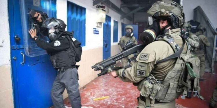 قوات قمع اسرائيلية تهاجم سجن النقب