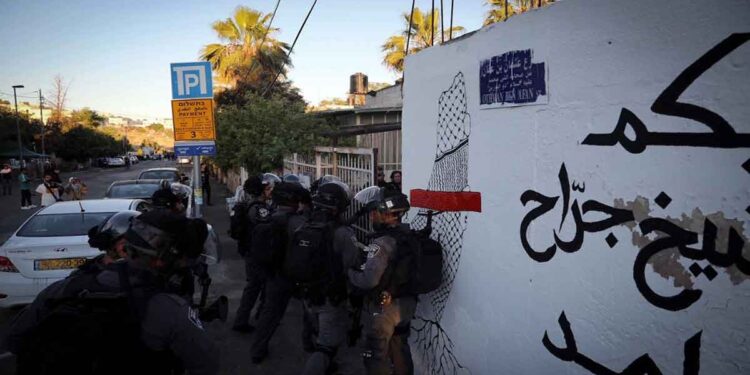 Al-Quds: Occupation forces completely close off Sheikh Jarrah