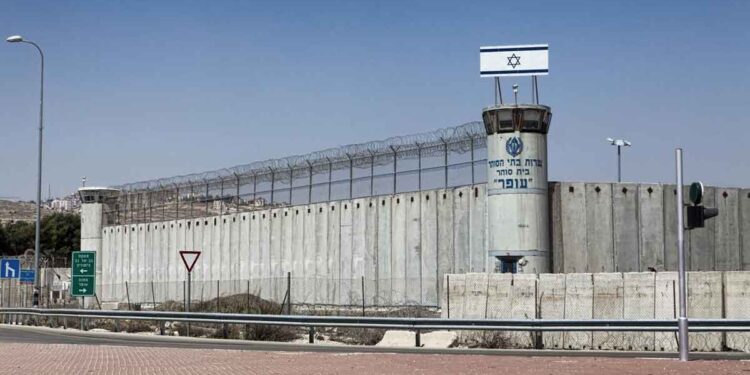 6 أسرى فلسطينيين يواصلون إضرابهم المفتوح عن الطعام