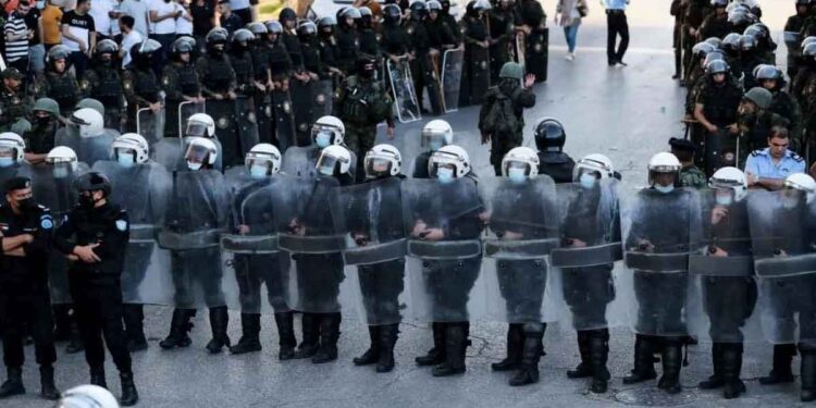 الأمن الفلسطيني في الضفة يواصل اعتقال 3 طلبة جامعيين