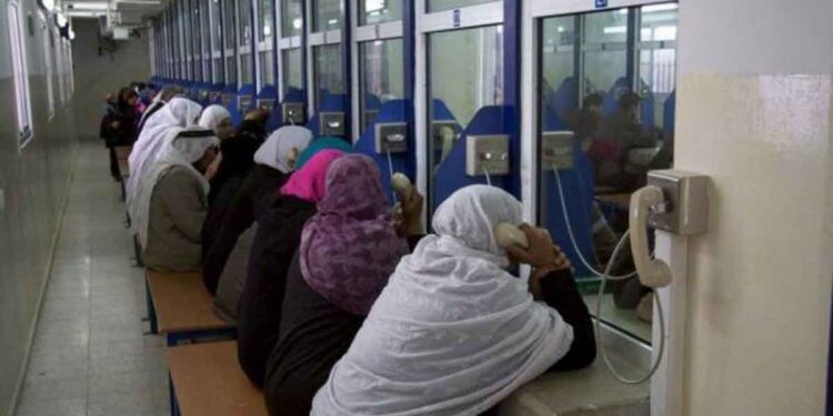 الاحتلال يلغي زيارات ذوي المعتقلين الفلسطينيين