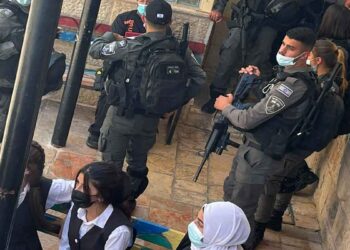 الاحتلال يقتحم مدرسة الشابات المسلمات الثانوية