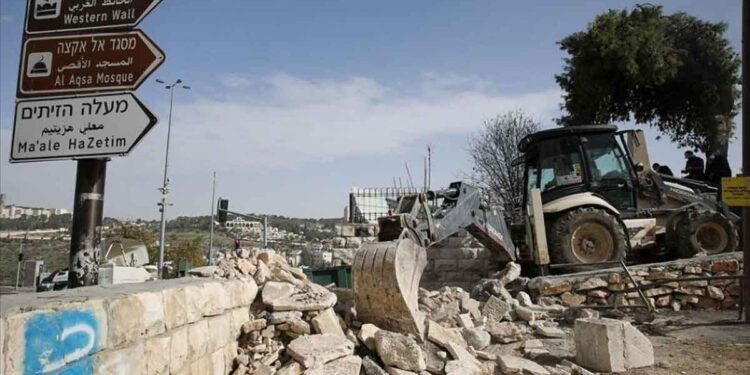 الاحتلال الإسرائيلي يواصل اعتداءاته على المقبرة اليوسفية بالقدس