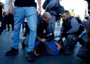 الاحتلال الإسرائيلي يعتقل 12 فلسطينياً بالضفة ويعتدي على مقدسيين