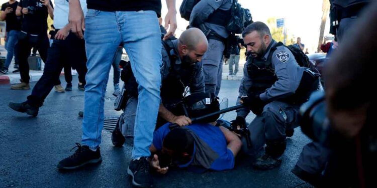 الاحتلال الإسرائيلي يعتقل 12 فلسطينياً بالضفة ويعتدي على مقدسيين