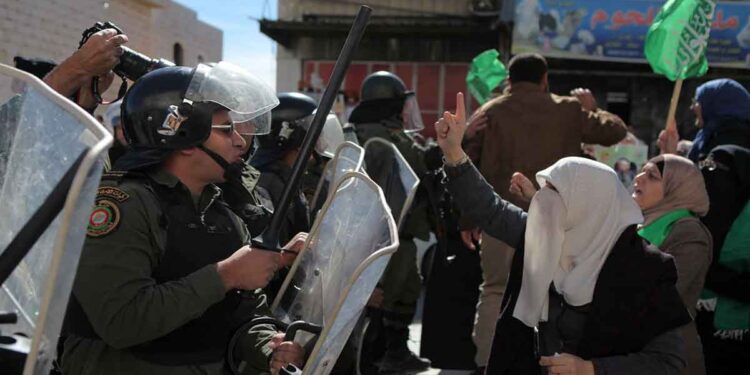 Palestinians: between the Israeli hammer and PA anvil