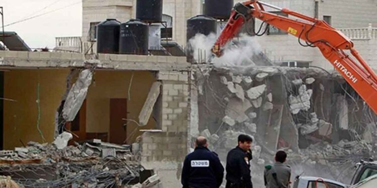 الاحتلال يهدم منزلا بسلوان ومستوطنون يجددون اقتحامهم للأقصى